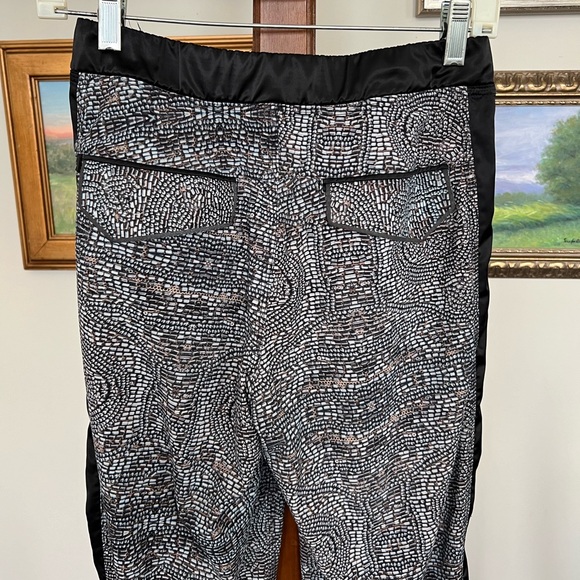 Lululemon Rise and Shine Trousers in Bead Envy Silver Spoon Multi/Black - Picture 10 of 15